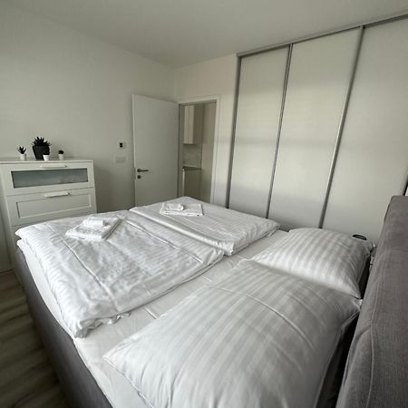 Ein Park Apartment With Free Parking Братислава Екстер'єр фото